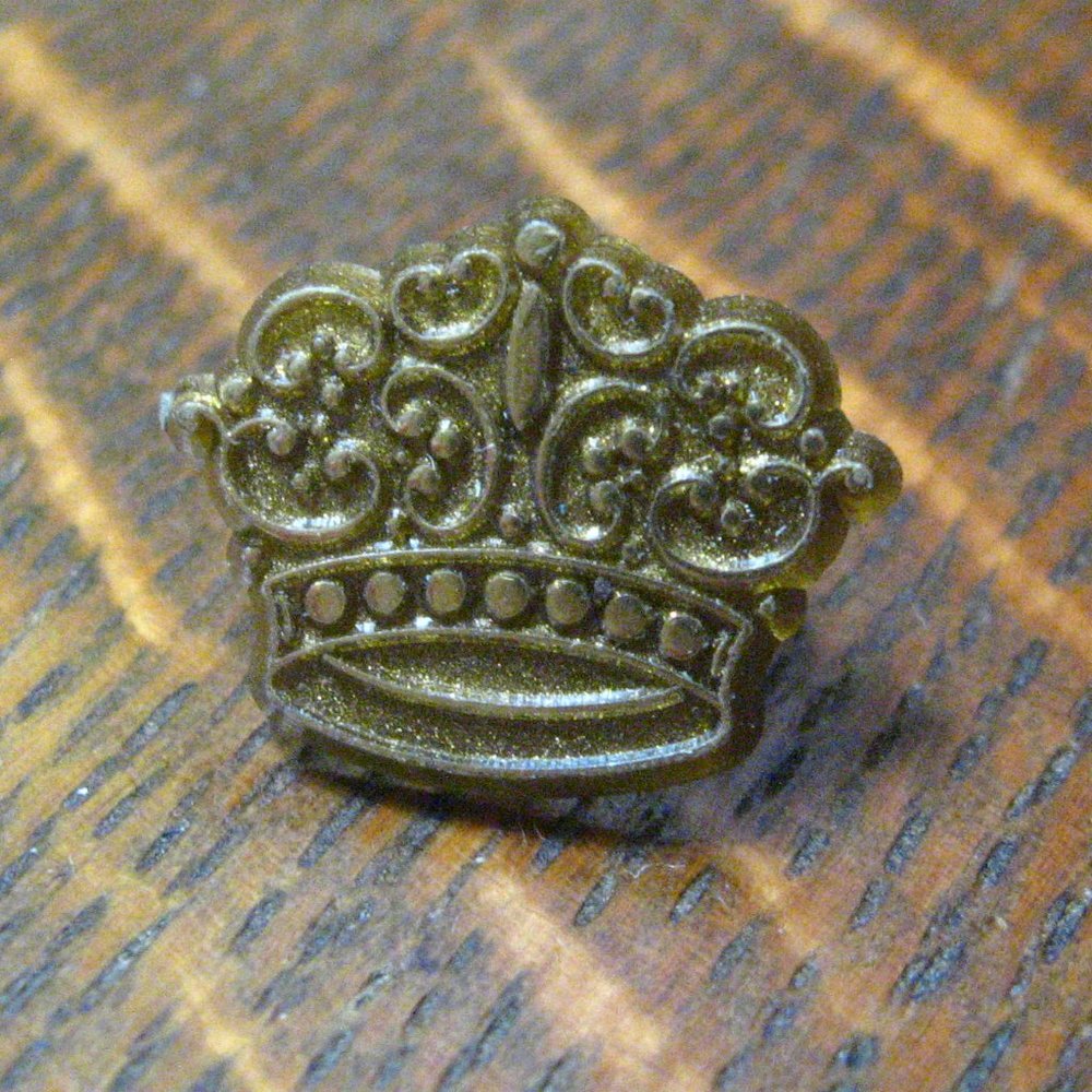 👑 Gold Crown Vintage Lapel Pin
